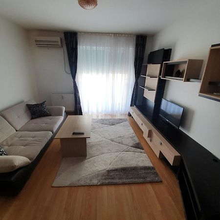 Urban Retreat Luxury Hideaway Apartment Oradea Ngoại thất bức ảnh